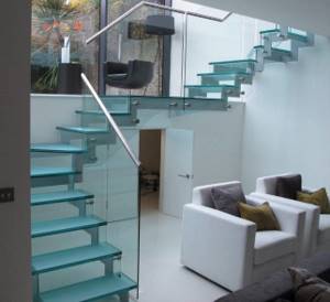 Лестница с металлическим каркасом и стеклянными ступенями