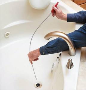 Как почистить засор в ванной: сантехнический трос- это плотная проволока в форме спирали
