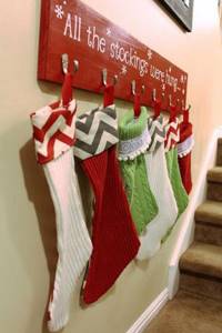 Рождественские носки на вешалке