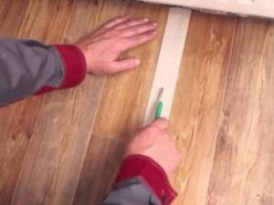 Как уложить линолеум на деревянный пол в доме своими руками на фанеру и клей