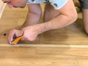 Как уложить линолеум на деревянный пол в доме своими руками на фанеру и клей