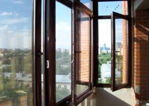 Окно из алюминиевой рамы на балконе