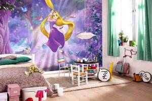 Девичья комната, независимо от возраста, может быть украшена фотообоями с принцессами, феями, куклами Барби