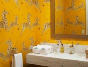 Желтые обои в ванной