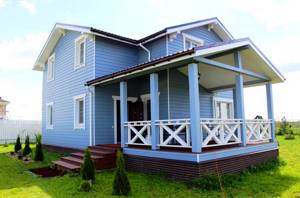 Если вы хотите, чтобы ваш дом выглядел стильно, но не выделялся среди других домов, отдавайте предпочтение серо-голубому цвету