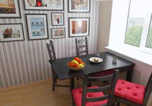 Черно-красные стулья в небольшой кухне