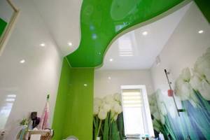бело-зеленая двухуровневая натяжная конструкция