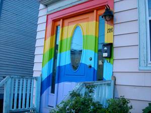 Каким цветом покрасить дверь в доме на даче: Обзор