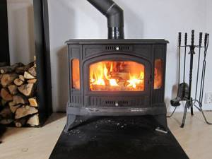 Как выбрать камин длительного горения для своего дачного дома