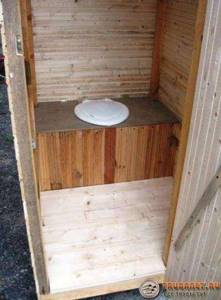 Фото – уличный туалет из дерева