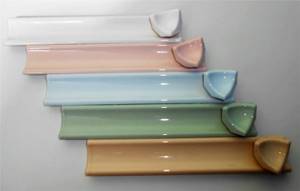Разнообразие керамических бордюров для ванной разного цвета