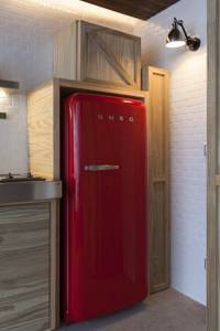 красный холодильник в прихожей