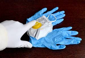 Защитные перчатки и респиратор