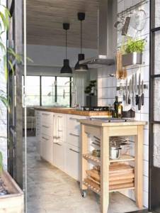 маленькая белая кухня с деревянной столешницей