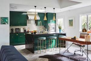 Кухня вытянутой формы в зеленом цвете
