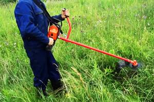 Насадка-триммер на бензопилу упростит покос травы