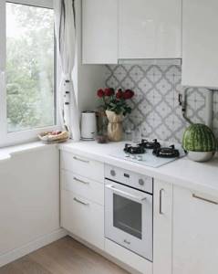 Белая кухня с белой столешницей