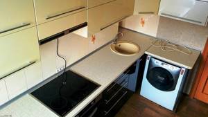 Маленькая угловая кухня со стиральной машиной: как всё уместить
