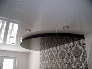 Двухуровневый натяжной потолок со встроенными точечными светильниками