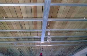 Установка ГКЛ на потолки из древесины – первые шаги