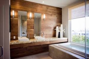 «Деревянная» отделка стен в ванной создает особую теплую атмосферу