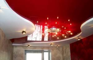 Натяжной потолок фигурного исполнения в красном глянце