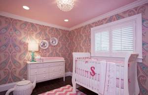 Розовый потолок и белая мебель