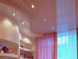 розовая двухуровневая потолочная конструкция
