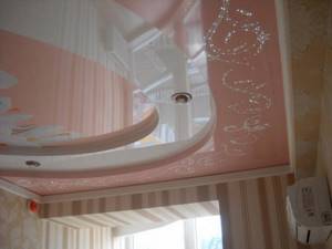 розовая многоуровневая потолочная конструкция