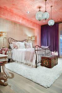 розовое потолочное покрытие в спальне