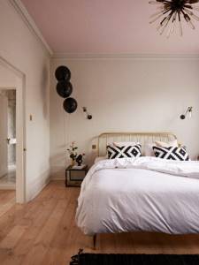 розовое потолочное покрытие в спальне