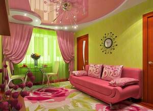 зеленые обои и розовый потолок