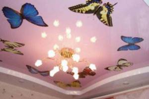 Потолок с рисунком бабочек
