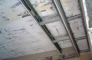 Натяжной потолок: карниз для штор в нише