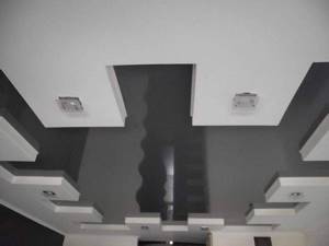 Натяжной потолок серого цвета