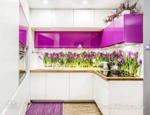 белая с фиолетовым П-образная кухня с фартуком из стекла