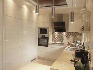 белая п-образная кухня в стиле минимализм со встроенными шкафами