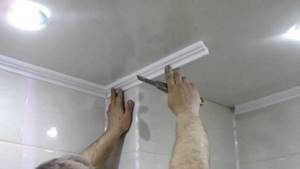 Обрезаем потолочный плинтус в домашних условиях правильно: Пошаговая инструкция