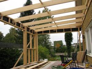 Особенности конструкции открытой террасы, пристроенной к дому- Как построить под открытым небом?