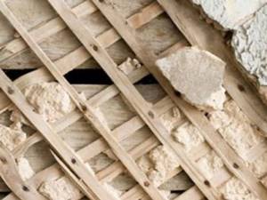Особенности штукатурки деревянных стен внутри дома. Советы по нанесению раствора на стены