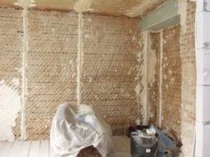 Особенности штукатурки деревянных стен внутри дома. Советы по нанесению раствора на стены