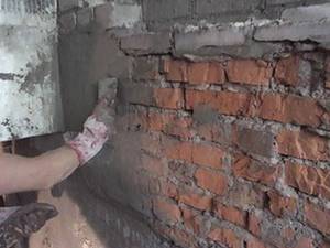 Кирпичные стены и стены из пенобетонов промазываются пропиткой после оштукатуривания