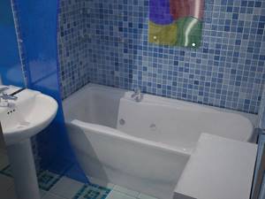 Панели пвх для декора ванной комнаты в синих тонах