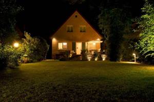 Освещение фасада частного дома: типы освещения и выбор светильников