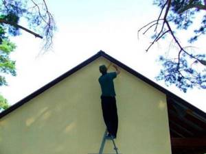 Покраска фронтона дома и особенности процесса
