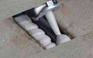 Подобными средствами можно выполнить обработку деформационных швов и трещин внутри бетона