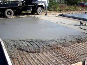 Заполнители будут удешевлять применение бетона – так как камни и песок стоят дешевле, нежели цемент.