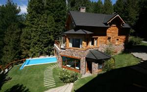 деревянный дом с бассейном в низине