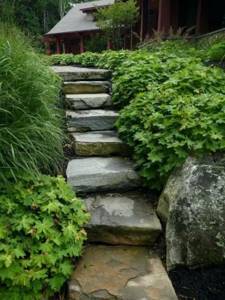 каменная лестница в саду