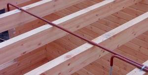 Прокладка проводки в доме из дерева своими руками: Инструкция